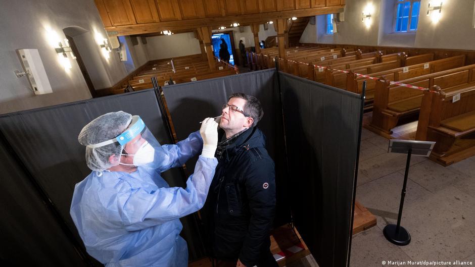 Alemania I Test de coronavirus tomado por personal de salud en un centro improvisado en una iglesia de Alemania.
