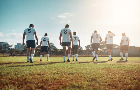 216779288-son-campeones-ganen-o-pierdan-vista-trasera-de-un-grupo-de-jóvenes-jugadores-de-rugby-caminando