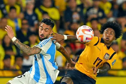 nicolas-gonzalez-lucha-por-la-pelota-con-angelo-GU2Z5CHWGNG73GAJ4ZUOJXVP5M