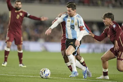 lionel-messi-intenta-escapar-a-la-marca-de-dos-T4QOVCANSJDM5G5ARYW4IYN6UU