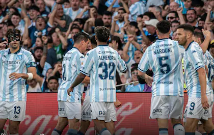 la-fiesta-es-toda-en-celeste-y-blanco-racing-URYY6YXMKBARNHDBYD2ZREQUZQ