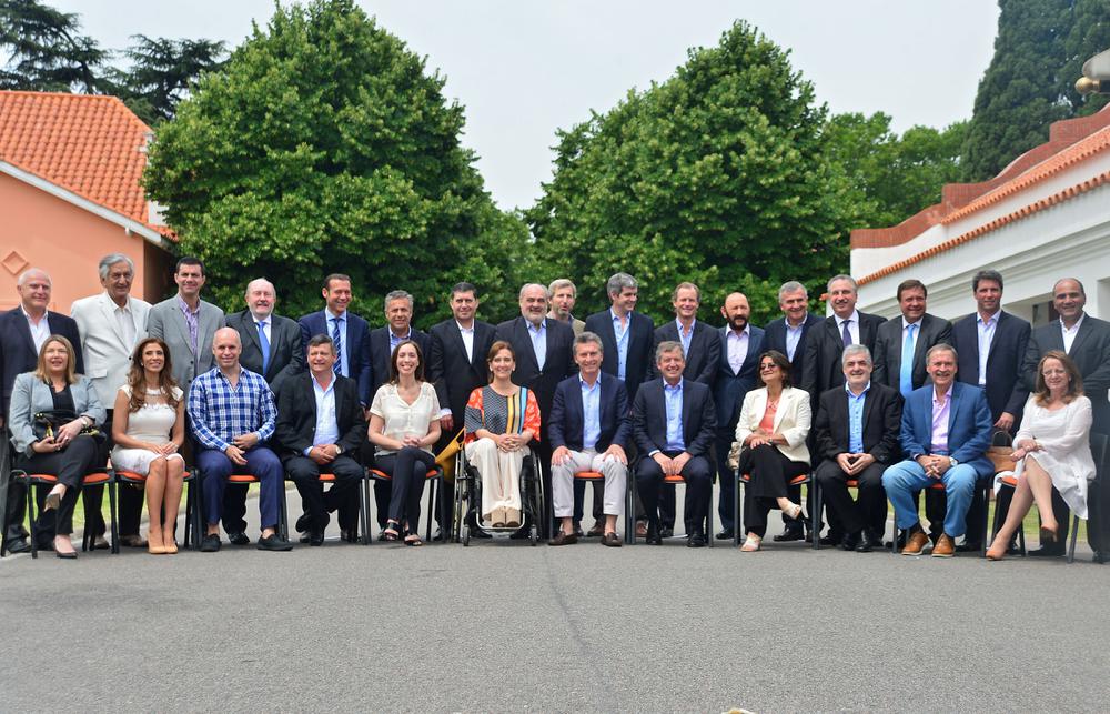 El_presidente_Mauricio_Macri_junto_con_los_gobernadores_de_las_provincias_argentinas