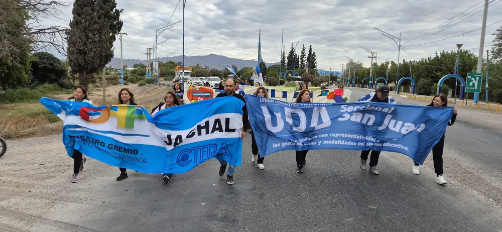Los gremios docentes marcharon por Ruta 40 hacia el centro sanjuanino