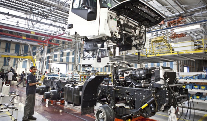 Automotrices suspenden personal