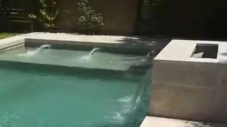 asi-es-la-cascada-que-manuel-adorni-hizo-construir-en-la-pileta-de-su-casa-del-country-foto-captura-