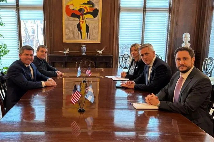 Marcelo Orrego con funcionarios de la embajada argentina en EE.UU