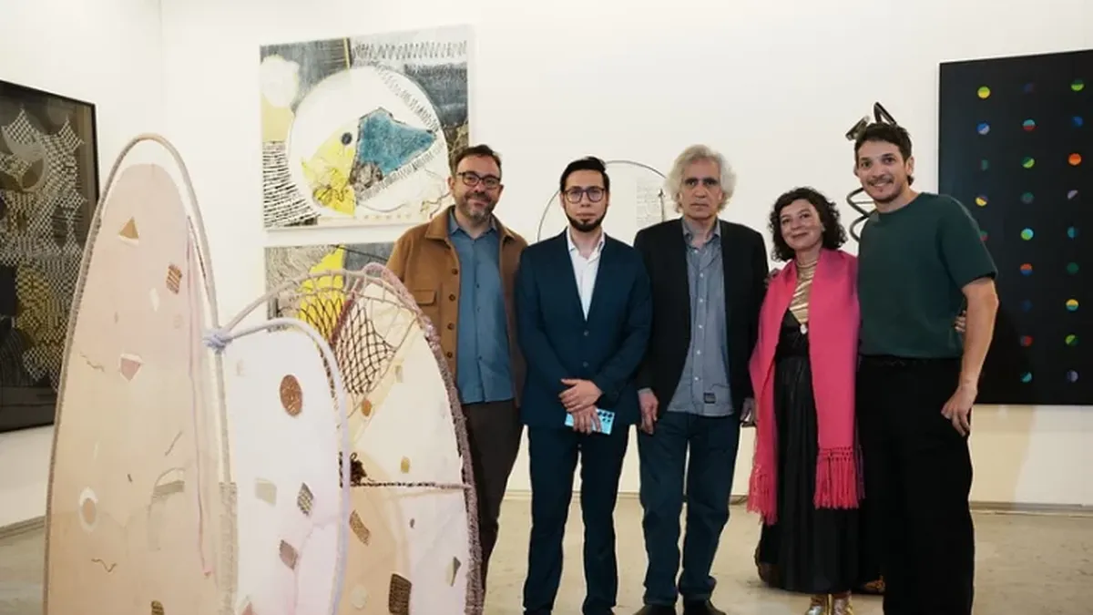 el-director-del-museo-provincial-bellas-artes-franklin-rawson-emanuel-diaz-ruiz-junto-alejandra-mizrahi-autora-una-las-adquisiciones-roberto-amigo-hugo-albrieu-y-el-responsable-la-galeria-sousa