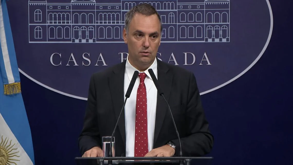 el-jefe-de-gabinete-manuel-adorni-brindo-su-primera-conferencia-de-prensa-tras-el-escandalo-por-sus-viajes-al-exterior-y-la-supuesta-casa-que-le-adjudican-en-un-country-2209132