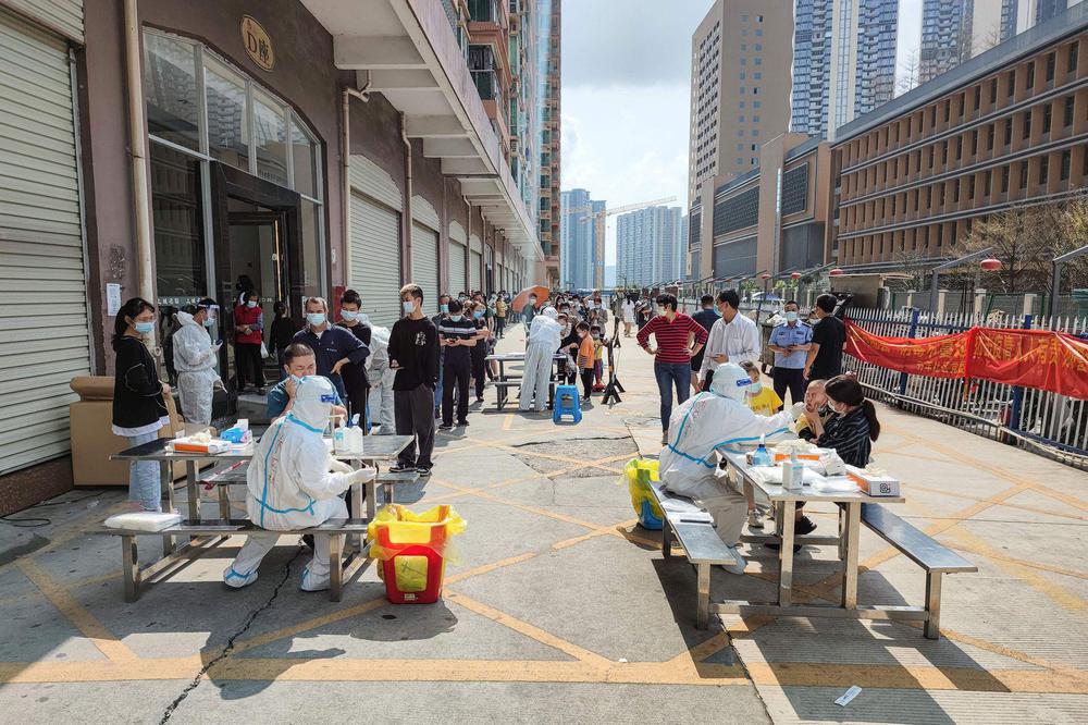 Vecinos de Shenzhen haciendo PCR