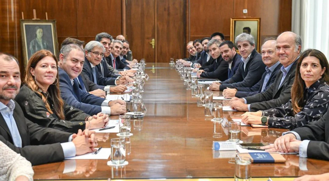 El ministro de Economía, Luis Toto Caputo, reunido con la Cámara Argentino China