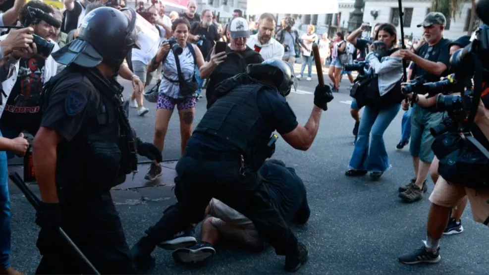 Represión policial en marcha de jubilados e hinchas